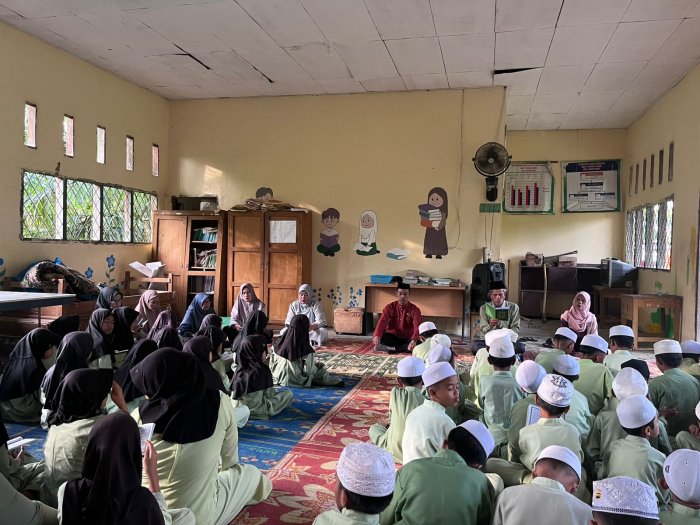 Bangun Karakter Akhlakul Karimah, Siswa-Siswi MIN 1 Muaro Jambi Rutinkan Yasinan dan Bersalaman
