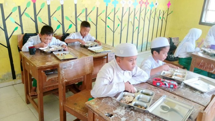  Edisi Berita Senin 17 - 11 - 2025 Siswa Siswi MIN 1 Muaro Jambi Mendapatkan Program Makan Bergizi Gratis 