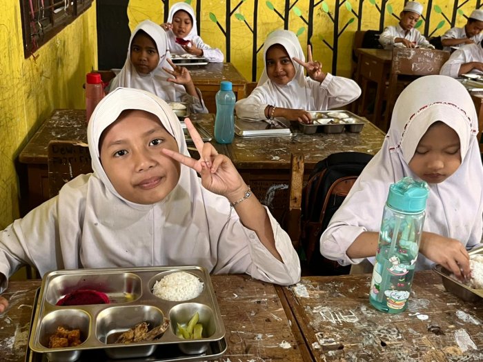 Suasana Khidmat dan Ceria  Siswa Siswi Min 1 Muaro Jambi  Warnai Makan Siang Bergizi Gratis Program Dari Presiden
