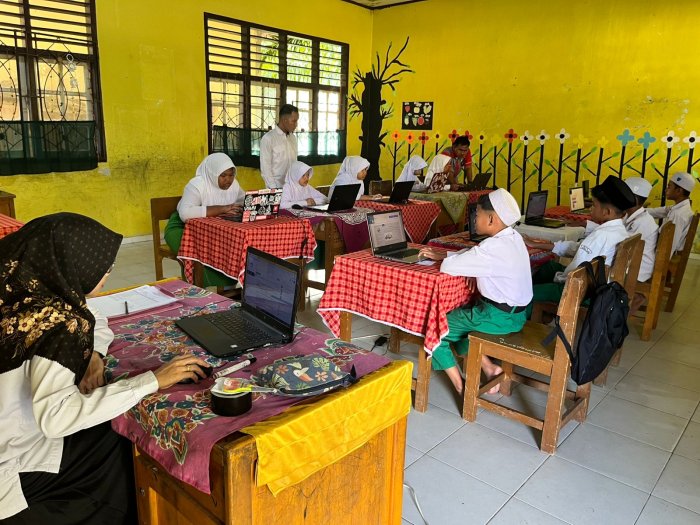 Didampingi Pengawas dan Staf, Kepala MIN 1 Muaro Jambi Pastikan Pelaksanaan TKA Berjalan Lancar