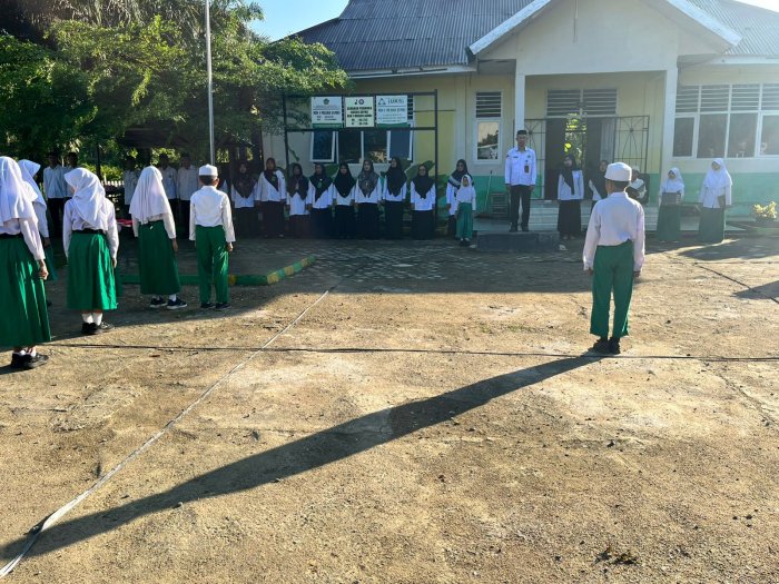 Membangun Karakter Melalui Upacara Senin Pagi Bersama Pembina Upacara: Kepala MIN 1 Muaro Jambi Lukman Edi, S.Pd.I