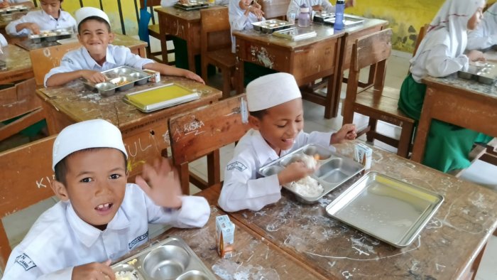 Siswa Siswi Nikmati Makanan Bergizi Gratis Di Dampingi Bapak Ibu Guru Dan Staf