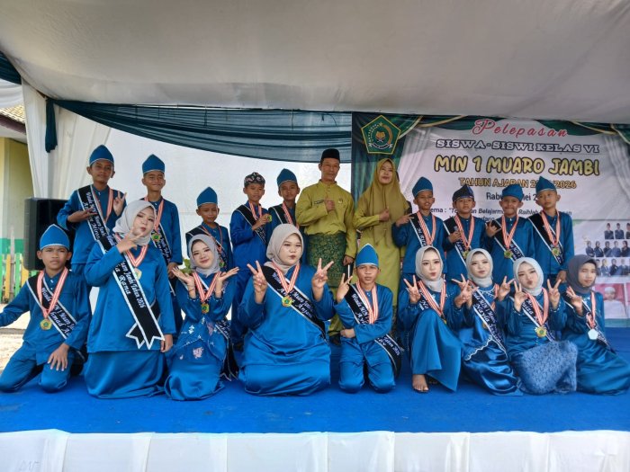 Momen Haru dan Bangga, MIN Muaro Jambi Lepas Siswa Kelas VI Sekaligus Wisuda Tahfiz Juz 30