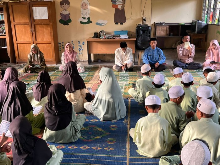 Siswa-Siswi MIN 1 Muaro Jambi Khidmat Laksanakan Pembiasaan Yasinan Dipimpin Langsung Kepala Madrasah