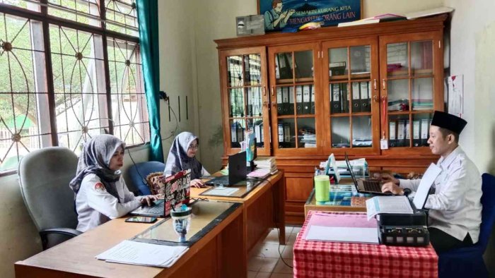 Staf Tata Usaha Min 1 Muaro Jambi Laksanakan Tugas Rutin