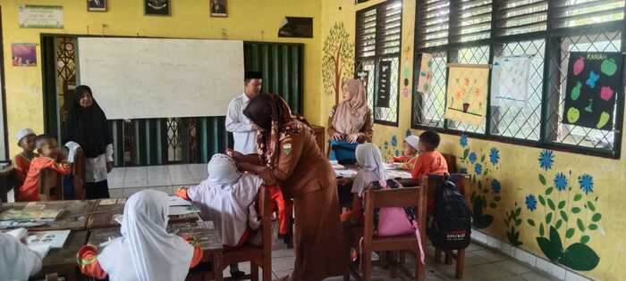 Tubuh sehat dengan dua tetes vaksin polio 