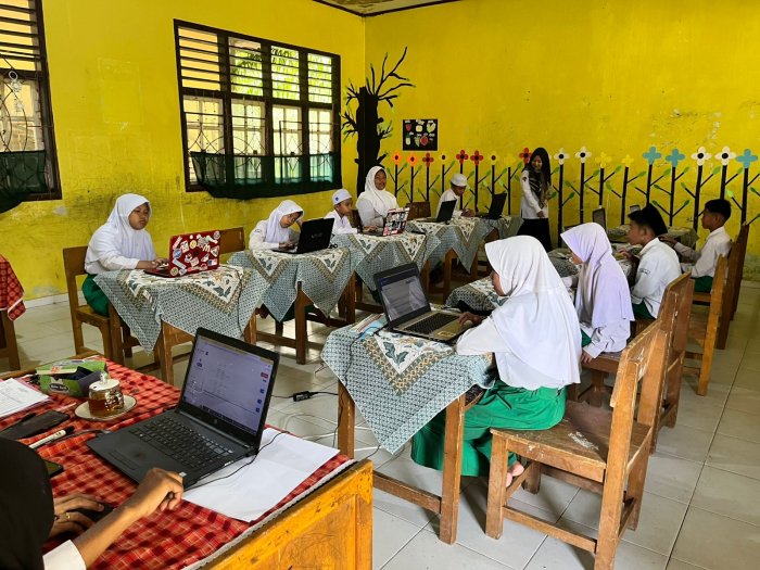 Pastikan Kelancaran Ujian, Ibu Jannah S.Pd Dampingi Pelaksanaan TKA Hari Ke-2 di MIN 1 Muaro Jambi