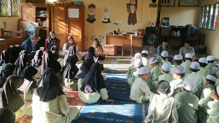 Siswa Siswi Pembiasaan Rutin Pembacaan Surah Yasin Di Dampingi Bapak Ibu Majlis Guru Dan Humas MIN 1 Muaro Jambi