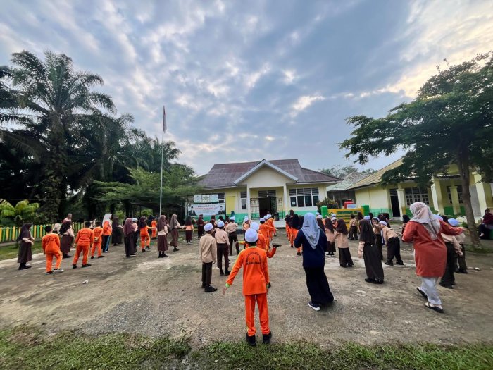 Siswa-Siswi MIN 1 Muaro Jambi Semangat Ikuti Senam Pagi Senam Pramuka Siswa-Siswi MIN 1 Muaro Jambi Semangat Ikuti Senam Pagi Senam Pramuka