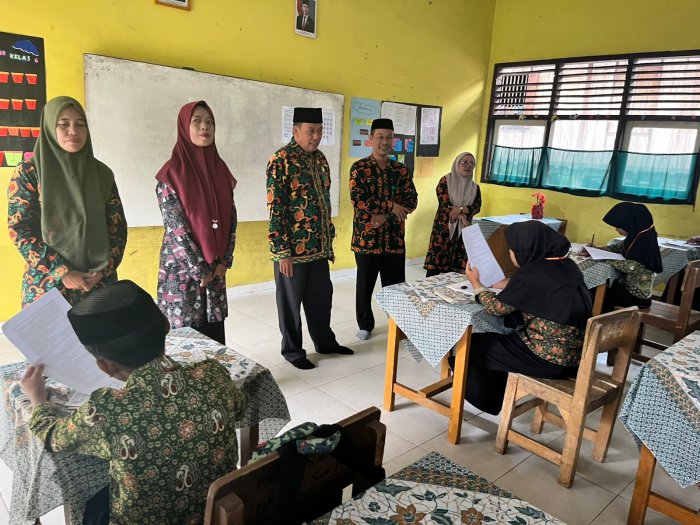 Monev Ujian Akhir Madrasah: Dr. Moeh Djuddah, M.Pd.I Pantau Langsung Kelancaran Ujian Kelas 6