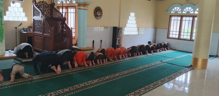 MIN 1 Muaro Melaksanakan Praktik Salat Subuh Didampingi Majlis Guru MIN 1 Muaro Melaksanakan Praktik Salat Subuh Didampingi Majlis Guru