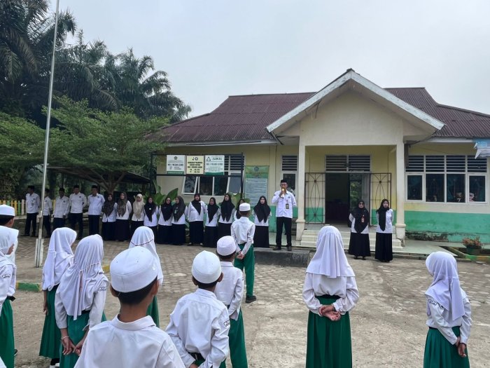 Kedisiplinan Tetap Terjaga, Kepala MIN 1 Muaro Jambi Lukman Edi S.Pd.I Berikan Arahan pada Apel Senin Pagi