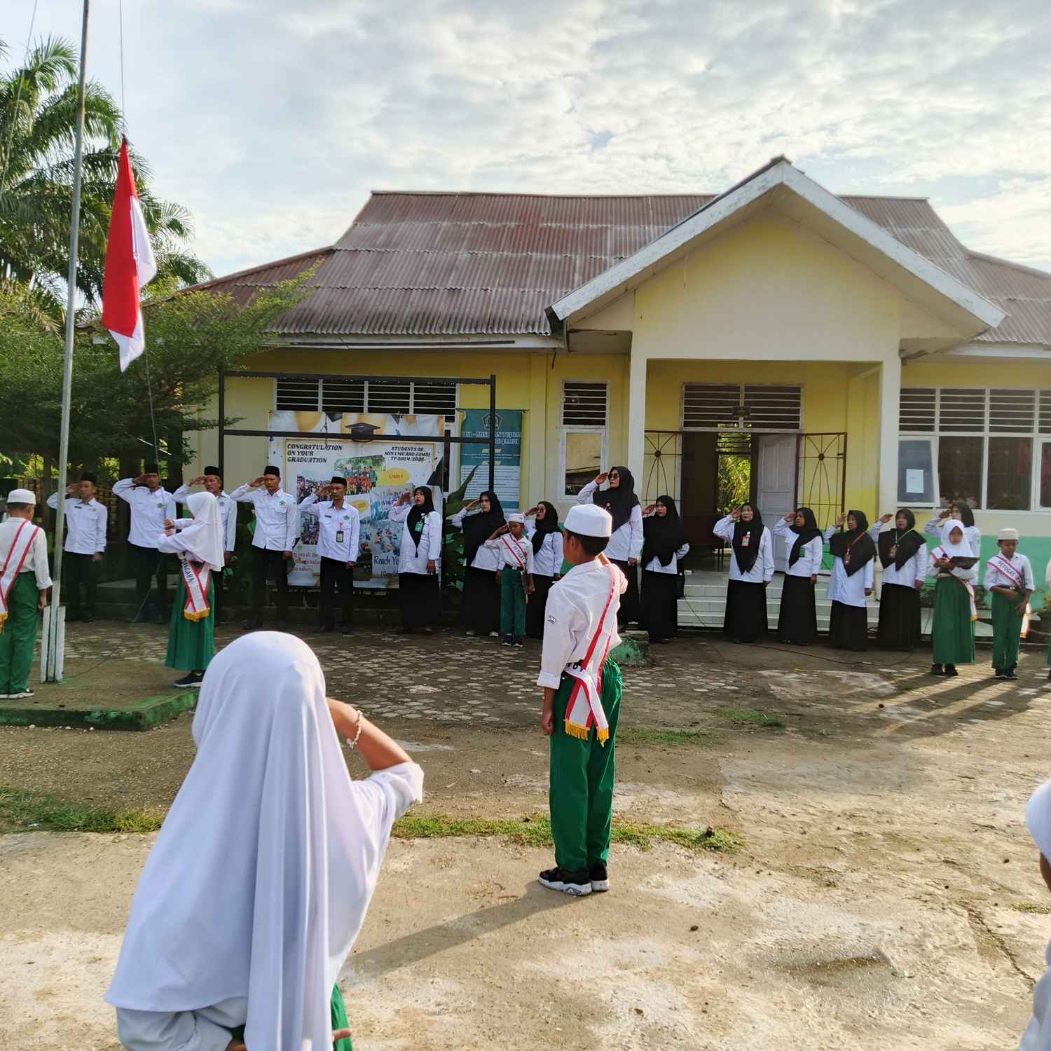 #SENIN TANGGAL 04 - 08 - 2025 KEGIATAN PEMBIASAAN UPACARA PENGIBARAN BENDERA SERTA DIIKUTI SEMUA MAJLIS GURU DAN STAF MIN 1 MUARO JAMBI