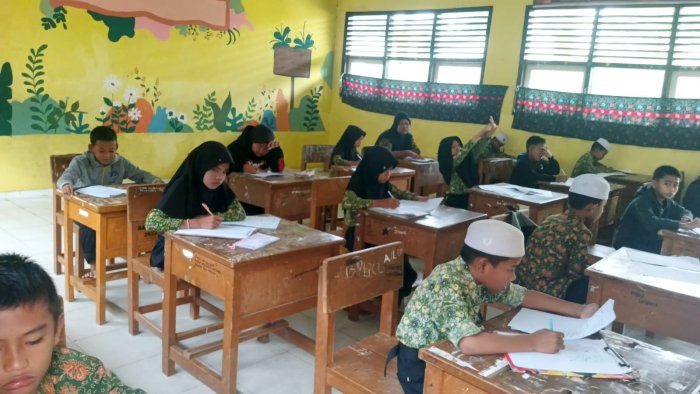 Di Hari Kamis 4 - 12 - 2025 Siswa Siswi  MIN 1 Muaro Jambi Ikuti Ujian Semester Ganjil