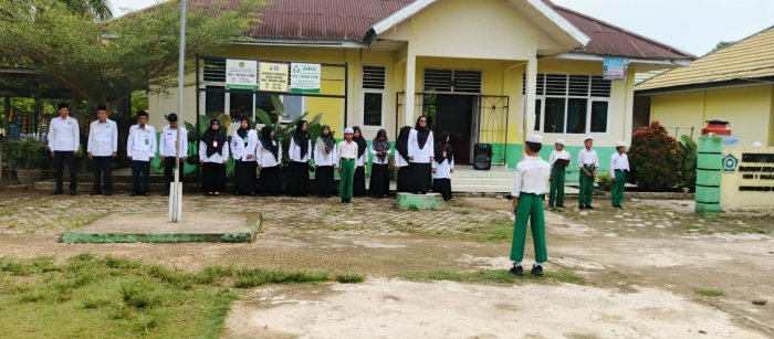  Min 1 Muaro Jambi Senin 20 - 10 - 2025 Dihari Yang Cerah Melaksanakan Pengibaran Upacara Bendera Merah Putih