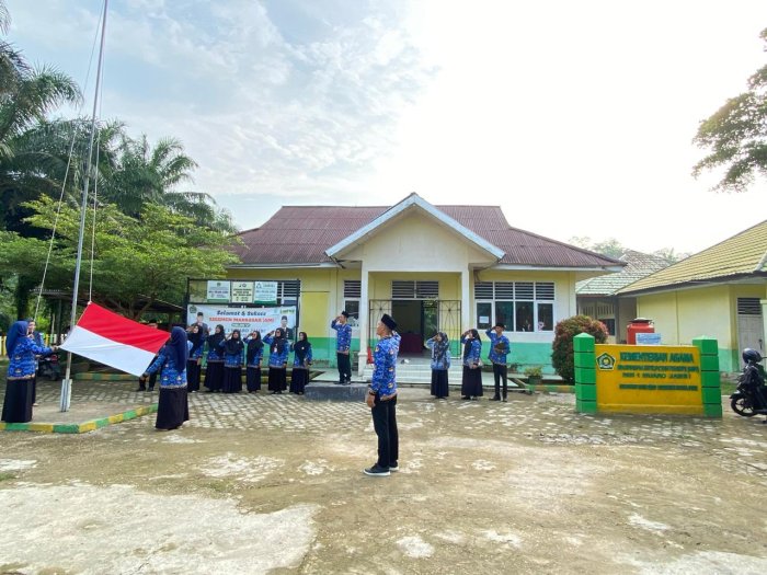 Peringati Hari Lahir Pancasila, Waka Koordinator MIN 1 Muaro Jambi Bertindak sebagai Pembina Upacara