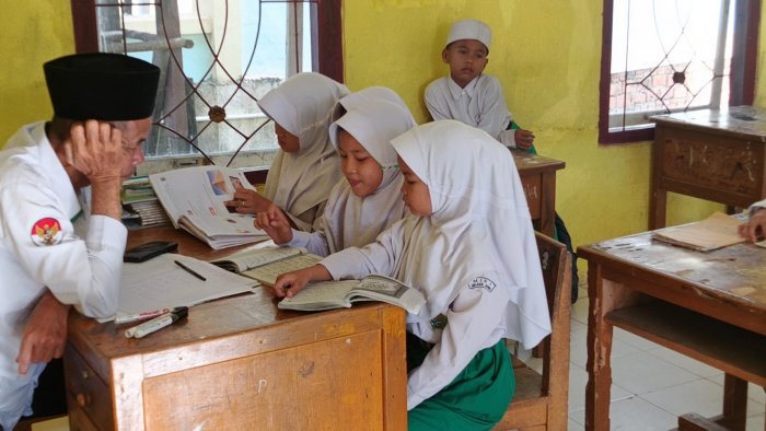 Siswa Siswi Memulai Pelajaran dengan Membaca Iqro Bersama Bapak Ibu Majlis Guru