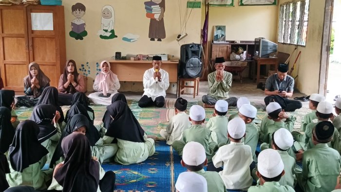 Pembiasaan Rutin Siswa Siswi Membaca Surah Yasin Bersama di Madrasah