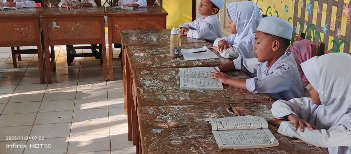 Siswa Siswi MIN 1 Muaro Jambi Rutin Membaca Iqro Didampingi Majlis Guru