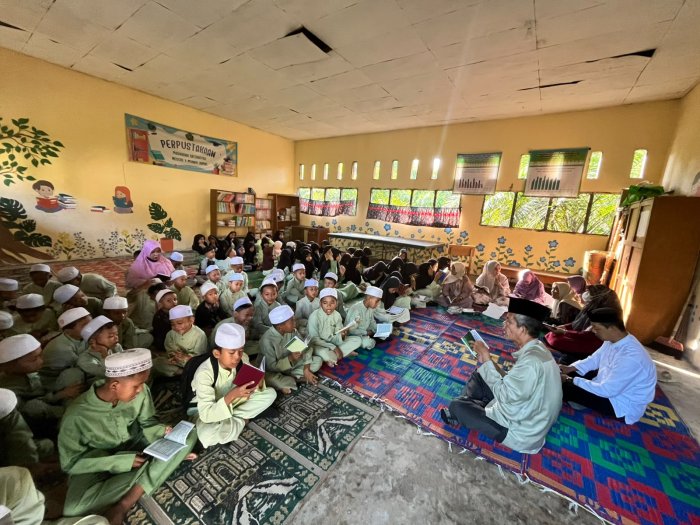 Rutinitas Pagi di MIN 1 Muaro Jambi: Membaca Surah Yasin Bersama Sebelum Belajar Rutinitas Pagi di MIN 1 Muaro Jambi: Membaca Surah Yasin Bersama Sebelum Belajar