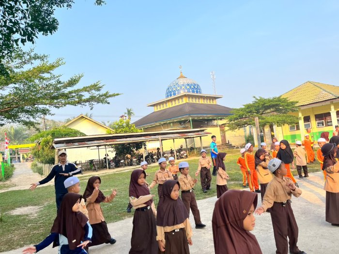 Kompak! Kepala Madrasah hingga Staf MIN 1 Muaro Jambi Baur Bersama Siswa dalam Senam Pramuka Kompak! Kepala Madrasah hingga Staf MIN 1 Muaro Jambi Baur Bersama Siswa dalam Senam Pramuka