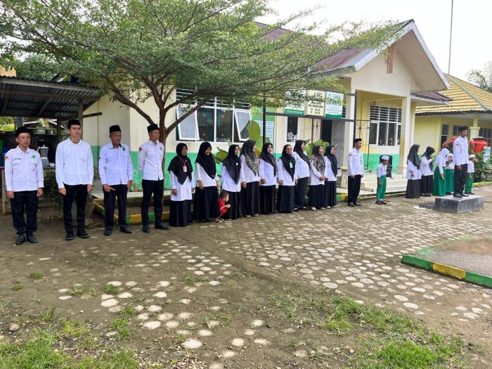 Melalui Upacara Bendera, Siswa Belajar Menghargai Jasa Pahlawan dan Menjaga Kedisiplinan