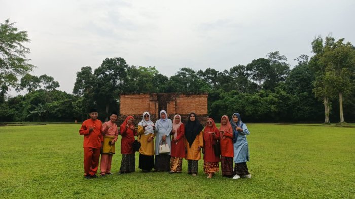 Bapak Ibu Majlis Guru dan Staf Kunjungi Candi Muaro Jambi Saat Istirahat