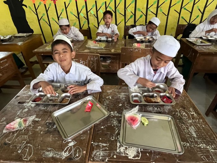 Tingkatkan Fokus Belajar Pasca Lebaran, Program Makan Bergizi Gratis Resmi Menyapa Siswa-Siswi MIN 1 Muaro Jambi