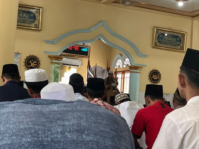 Kepala MIN 1 Muaro Jambi Menjadi Khatib Jumat di Masjid At-Taqwa Mudung Darat, Diikuti Bapak Majelis Guru dan Staf Kepala MIN 1 Muaro Jambi Menjadi Khatib Jumat di Masjid At-Taqwa Mudung Darat, Diikuti Bapak Majelis Guru dan Staf