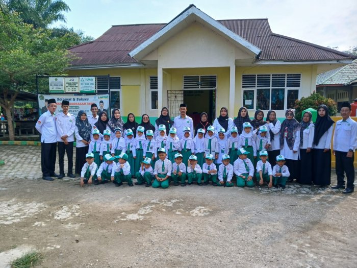 Tampil Kompak dengan Seragam Baru, Kepala MIN 1 Muaro Jambi dan Majelis Guru Foto Bersama Siswa Tampil Kompak dengan Seragam Baru, Kepala MIN 1 Muaro Jambi dan Majelis Guru Foto Bersama Siswa