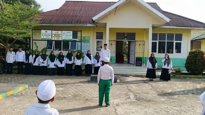 Kepala MIN 1 Muaro Jambi Lukman Edi S.Pd.I Tekankan Pentingnya Disiplin Siswa