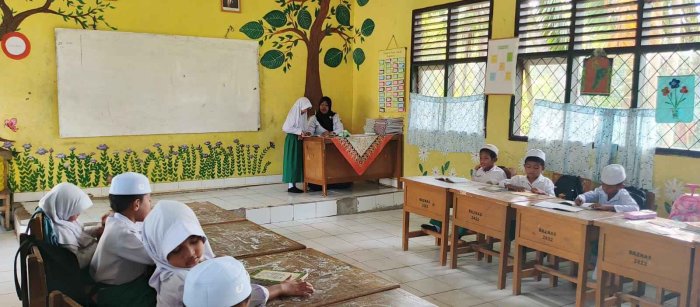 Siswa Siswi MIN 1 Muaro Jambi Melakukan  Kegiatan Pembiasaan Tahfiz 