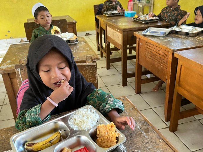 #Edisi Kamis 18 - 12 - 2025 Siswa Siswi Dengan Khidmat Menyantap Menu Bergizi Gratis Program Bapak Presiden