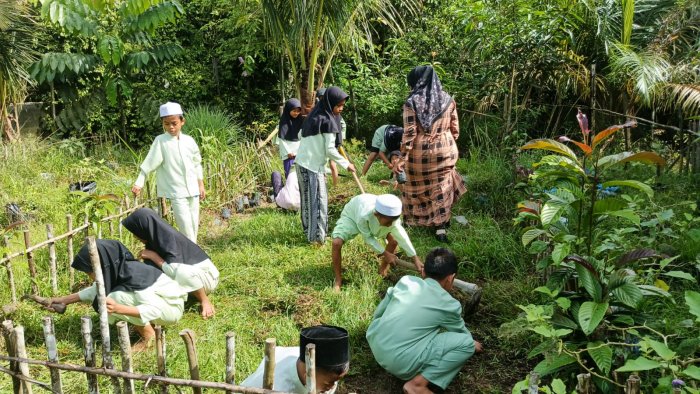 Siswa Kelas IV Laksanakan Proyek P5 Didampingi Wali Kelas