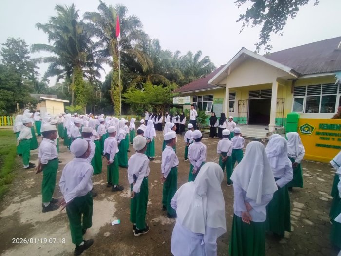 Senin Produktif! Suasana Apel Pagi di MIN 1 Muaro Jambi Bersama Kepala Madrasah dan Seluruh Siswa Siswi