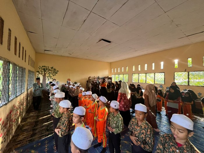 Siswa-Siswi MIN 1 Muaro Jambi  Ikuti Praktik Sholat Fardhu Guna Tingkatkan Pemahaman Ibadah