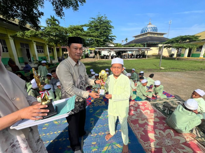 Torehkan Prestasi di AKSIOMA 2026, Kamad MIN 1 Muaro Jambi Bangga dan Beri Penghargaan ke Siswa Siswi Torehkan Prestasi di AKSIOMA 2026, Kamad MIN 1 Muaro Jambi Bangga dan Beri Penghargaan ke Siswa Siswi