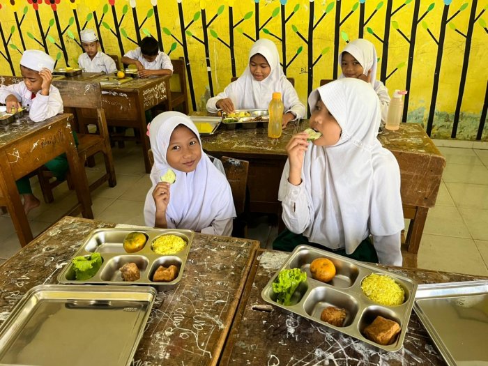 Dihari Senin 15 - 12 - 2025 Menu Bergizi Hiasi Program Dari Bapak Presiden Prabowo Makan Bergizi Gratis (Mbg)