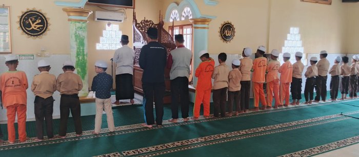 Min 1 Muaro Jambi Siswa Siswi Melaksanakan Sholat Zuhur Berjamaah