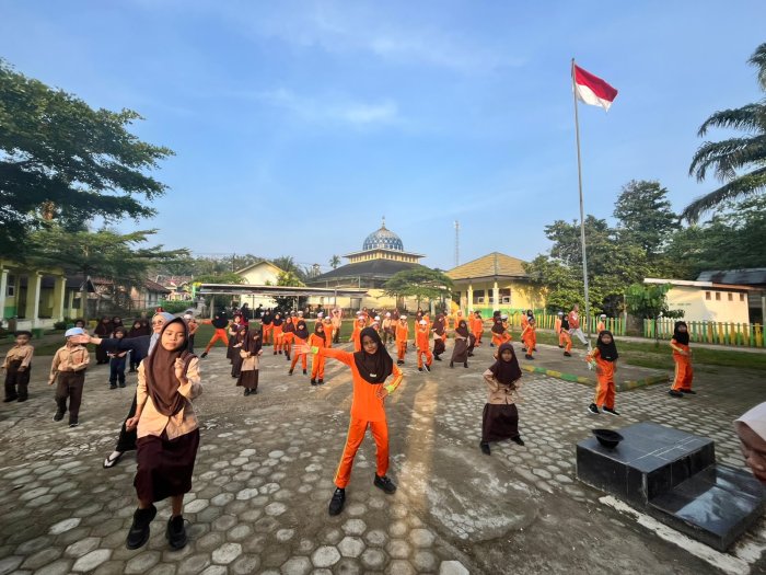Kompak dan Penuh Energi, Majelis Guru dan Staf Dampingi Siswa Senam Pramuka Setiap Rabu Kompak dan Penuh Energi, Majelis Guru dan Staf Dampingi Siswa Senam Pramuka Setiap Rabu