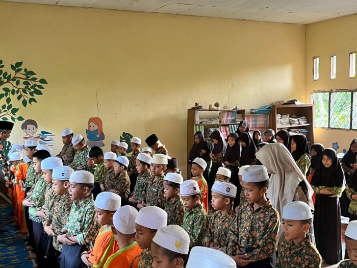 Tingkatkan Disiplin Ibadah, Siswa-Siswi MIN 1 Muaro Jambi Didampingi Guru Praktek Sholat Subuh
