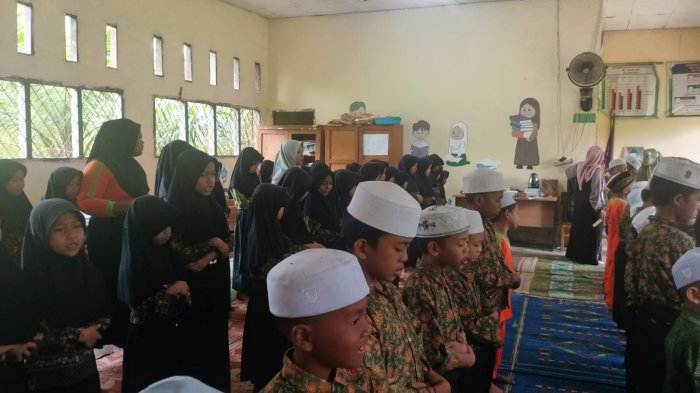 Siswa Siswi MIN 1 Muaro Jambi Rutin Melaksanakan Pembiasaan  Praktek Sholat Subuh