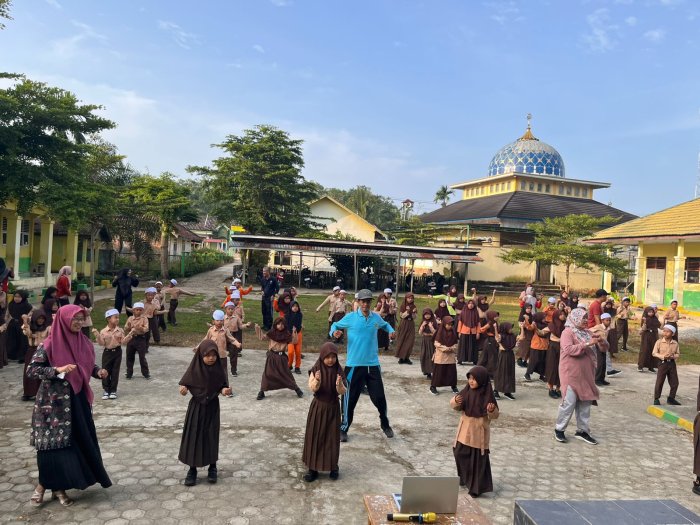 Energi Pagi siswa siswi Min 1 Muaro Jambi melaksanakan  Senam Pramuka Jadi Pemacu Semangat Belajar