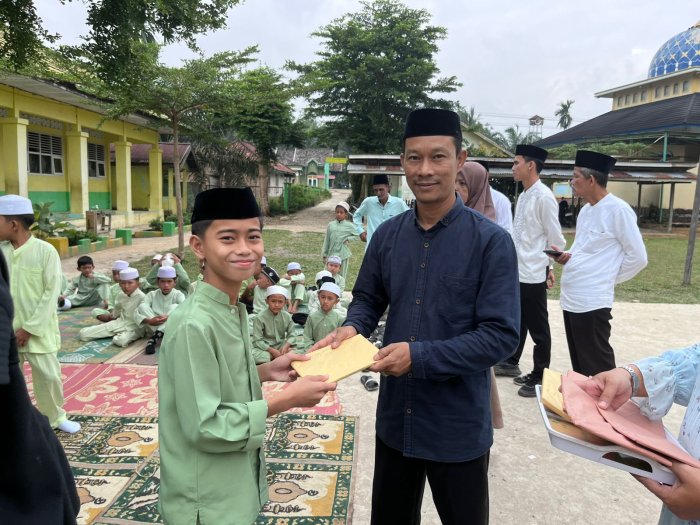 Apresiasi Prestasi Siswa, Kepala MIN 1 Muaro Jambi dan Majelis Guru Serahkan Hadiah Gebyar Ramadhan